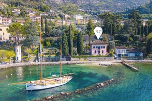 Family Villa, Multiple Bedrooms, Lakeside (Villa Schlosser Lake Front & Private) | Marina - Villa Schlosser Lake Front & Private Pool (Malcesine)