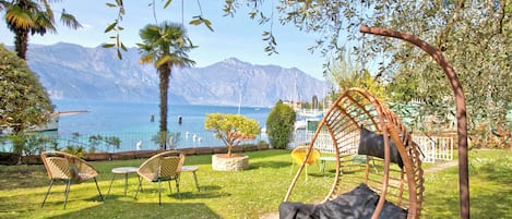 Perhehuvila, useita makuuhuoneita, järven rannalla (Villa Schlosser Lake Front & Private) | Terassi/patio