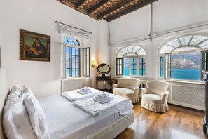 Family Villa, Multiple Bedrooms, Lakeside (Villa Schlosser Lake Front & Private) | 4 bedrooms, free WiFi, bed sheets - Villa Schlosser Lake Front & Private Pool (Malcesine)