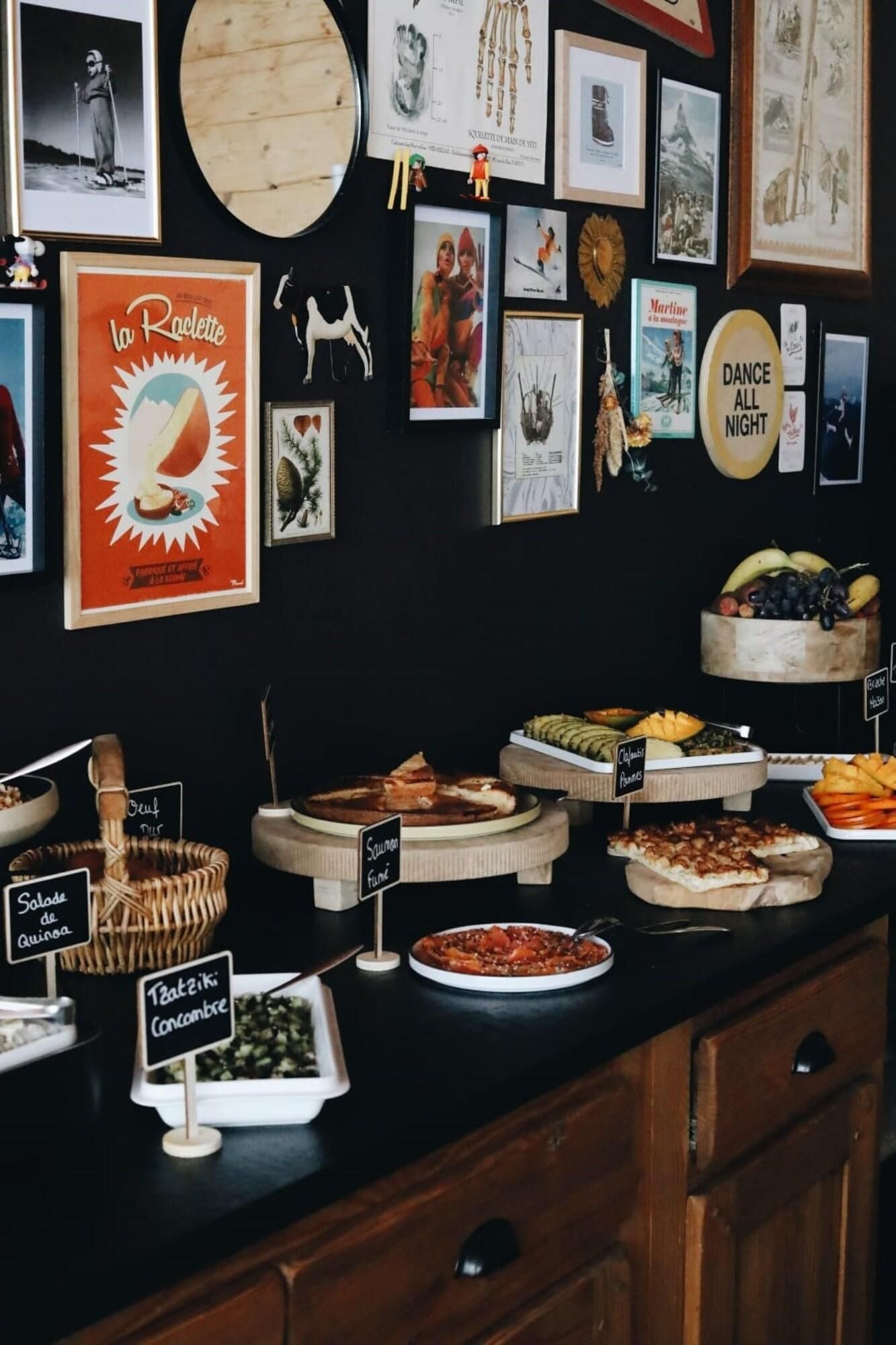 A buffet with various dishes labeled in French, such as 'Salsone fumé' and 'Tâttiki Conombre'.