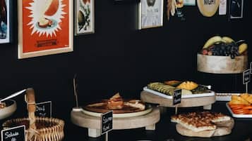 Un buffet con diversi piatti, con etichette in francese come 'Salsone fumé' e 'Tâttiki Conombre'.