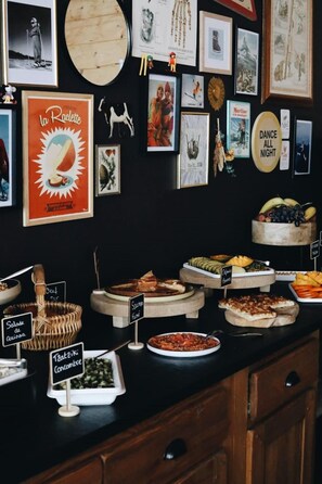 A buffet with various dishes labeled in French, such as 'Salsone fumé' and 'Tâttiki Conombre'. - Les Cedres - Hotel, Restaurant & Spa (Saint-Sorlin-d'Arves)