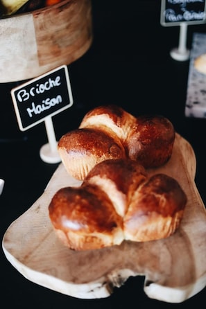 Una tabla de madera con pan brioche.