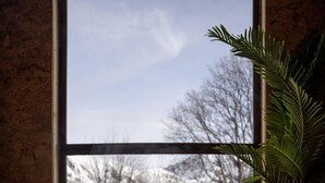 A steam bath with a view of bare trees outside through a window. - Les Cedres - Hotel, Restaurant & Spa (Saint-Sorlin-d'Arves)