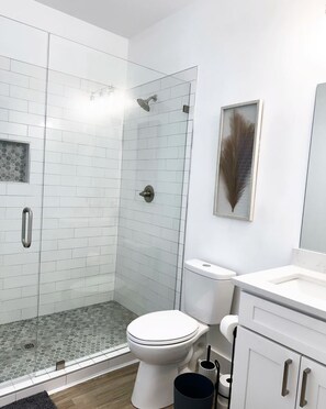 シャワー、ヘアドライヤー、タオル、石鹸