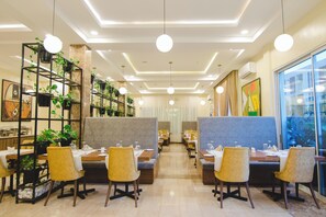 Café da manhã com buffet grátis todos os dias