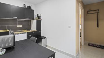 Fridge, oven, stovetop, coffee/tea maker