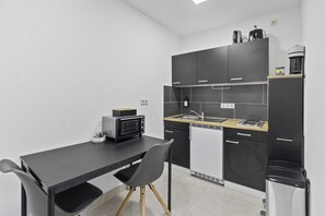 Frigorifero, forno, piano cottura, macchina per tè/caffè