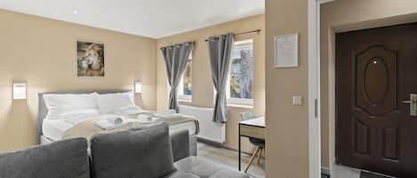 1 slaapkamer, een bureau, een strijkplank/strijkijzer, wifi