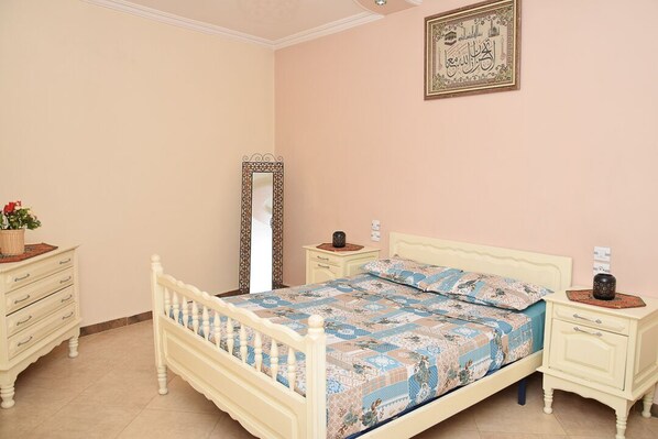 3 bedrooms, iron/ironing board, WiFi, bed sheets