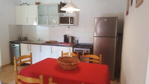 Een koelkast, een magnetron, een oven, een kookplaat