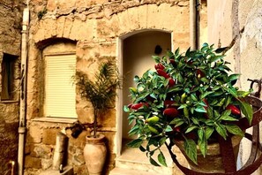 Property grounds - The Old Courtyard (Agrigento)