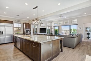 ثلاجة، ميكروويف، فرن، موقد طهي مسطح