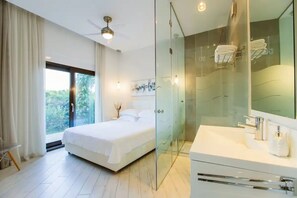 Regadera, amenidades de baño gratuitas, secadora de cabello, toallas 