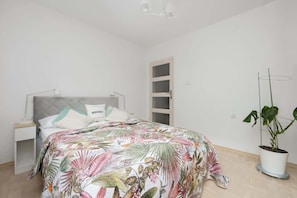 2 bedrooms, iron/ironing board, WiFi, bed sheets