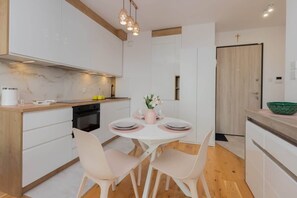 Kjøleskap, mikrobølgeovn, ovn og kokeplater