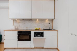 Kjøleskap, mikrobølgeovn, ovn og kokeplater