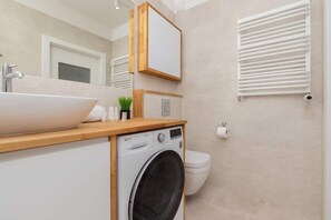 Douche, sèche-cheveux, serviettes fournies, shampoing