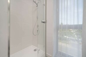Shower, hair dryer, towels, shampoo
