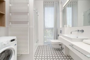 Shower, hair dryer, towels, shampoo