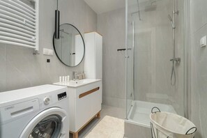 Dusche, Haartrockner, Handtücher, Shampoo