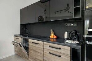 Kjøleskap, ovn, kokeplater og oppvaskmaskin