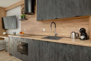 Fridge, microwave, stovetop, dishwasher