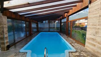 Una piscina cubierta, una piscina climatizada