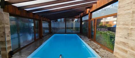 Een binnenzwembad en een verwarmd zwembad