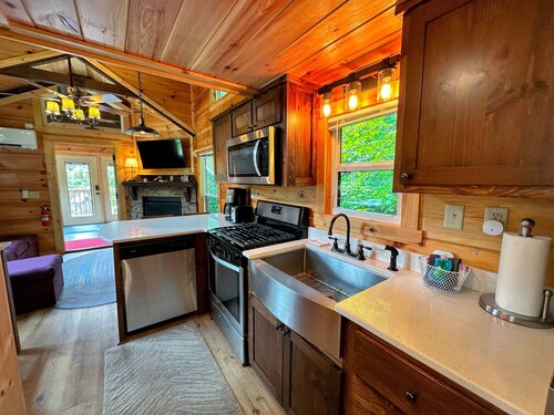 B11 NEW Awesome Tiny Home With A C Mountain Views Minutes to Skiing Hiking Attractions