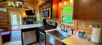 B11 NEW Awesome Tiny Home With A C Mountain Views Minutes to Skiing Hiking Attractions