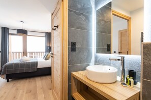 Premium appartement, balkon | Geluiddichte muren, gratis wifi, beddengoed