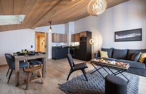2 room premium cabin 4-6 people | Living area | 1-inch flat-screen TV with digital channels - TERRESENS - Le Snoroc (Aime-la-Plagne)