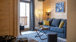Un salon chaleureux avec un canapé bleu, une table basse et une lampe.