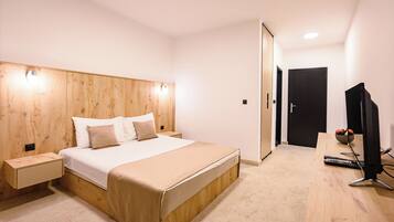 Deluxe Double Room | Soundproofing, travel cot, free WiFi, bed sheets