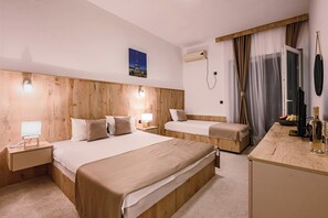 Panoramic Triple Room | Soundproofing, travel cot, free WiFi, bed sheets - El Mar Hotel (Utjeha)