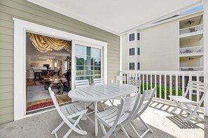 Outdoor dining - Delightful 3 Bedroom Family Escape 201 (Myrtle Beach)