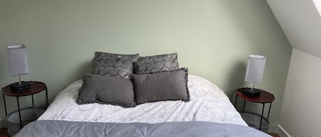 3 dormitorios, tabla de planchar con plancha, wifi gratis y ropa de cama