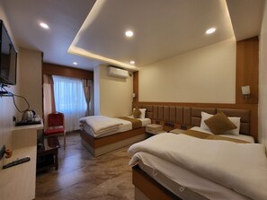 Deluxe Twin kamer, uitzicht op stad, aan het meer | 1 slaapkamer, luxe beddengoed, bedden met traagschuimmatras, een minibar