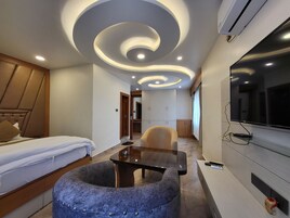 Ropa de cama de alta calidad, colchones con efecto memoria y minibar 