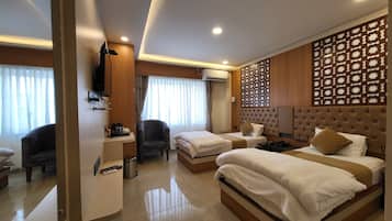 غرفة ديلوكس بسريرين منفصلين - منظر للمدينة - على البحيرة | أغطية فراش متميزة وأسرّة بإسفنج يتكيف مع شكل الجسم وميني بار