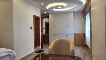 Panoramic Studio Suite, City View, Lakeside