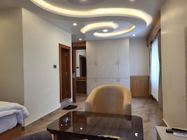 Suíte estúdio panorâmica, vista para a cidade, ao lado do lago | Roupas de cama premium