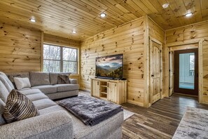 TV, fireplace, video games - NEW 4 BED POOL CABIN! (Sevierville)