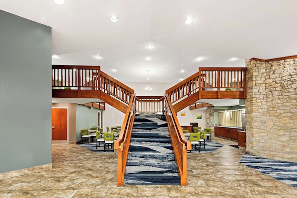 Lobby - Suburban Studios Mason Near Kings Island (Mason)