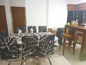 Dining - 3BHK apartment for Daily rent. Near to ELAMKULAM- KADAVANTARA metro station.  (Kochi)
