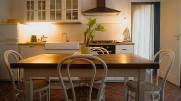 冰箱、微波炉、烤箱、炉灶