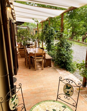 Outdoor dining - La Tonnaia - Apartment 1 ground floor (Lari)