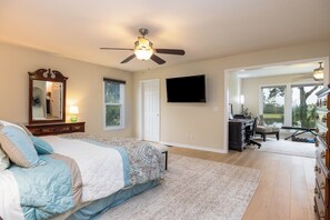 3 slaapkamers, een strijkplank/strijkijzer, gratis wifi, beddengoed