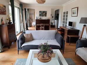 DVD-Player, Tischfußball, Tischtennisplatte, Bücher